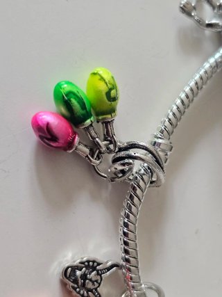 Pulsera con 6 charms de Stranger Things