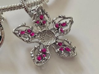 Pulsera con 6 charms de Stranger Things