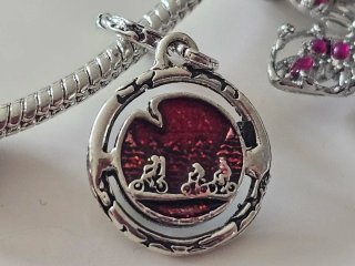 Pulsera con 6 charms de Stranger Things