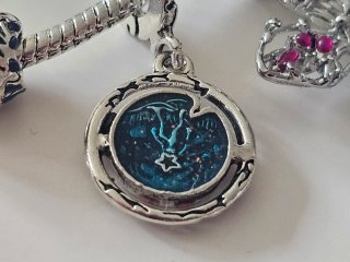 Pulsera con 6 charms de Stranger Things