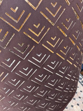Lámpara y pantalla de techo Ikea dorada y negra