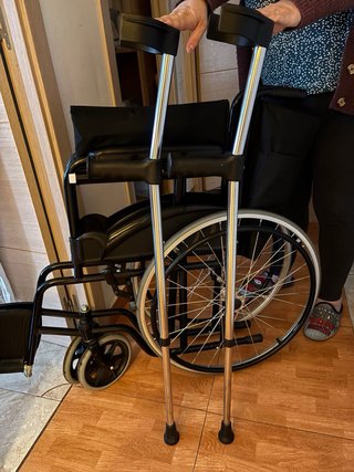 SE ALQUILA Silla de ruedas plegable Y muletas