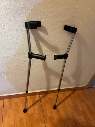 SE ALQUILA Silla de ruedas plegable Y muletas