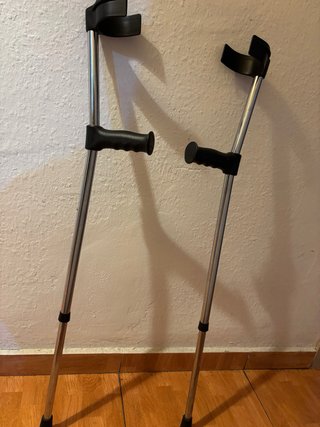 SE ALQUILA Silla de ruedas plegable Y muletas