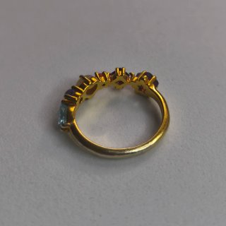 Anillo con piedras moradas y blancas