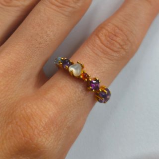 Anillo con piedras moradas y blancas