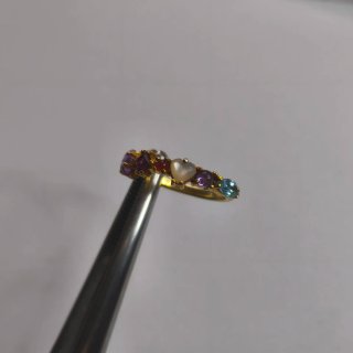 Anillo con piedras moradas y blancas