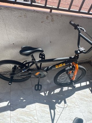 Bicicleta BMX nera e arancione