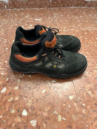 Zapatos de trabajo negros y naranjas