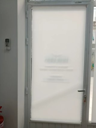 Puerta de cristal y metal plateada