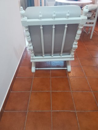 Mecedora de madera y piel beige