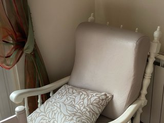 Mecedora de madera y piel beige