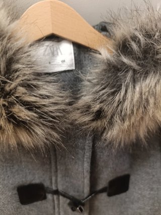 Chaqueta gris con capucha y pelo 134