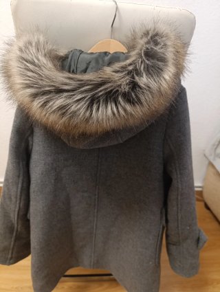 Chaqueta gris con capucha y pelo 134