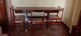Se regala Mesa de salón y 4 sillas