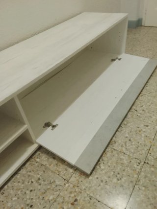 Estantería de madera blanca y gris