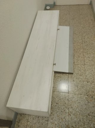 Estantería de madera blanca y gris