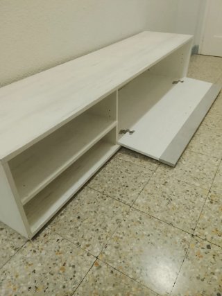 Estantería de madera blanca y gris