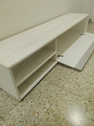 Estantería de madera blanca y gris