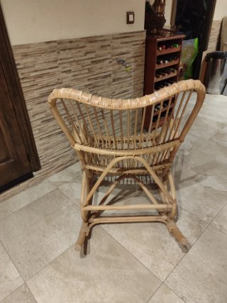 Sillón mecedora de mimbre
