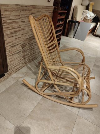 Sillón mecedora de mimbre