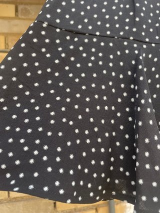Falda-pantalón negra volante NUEVA de Stradivarius