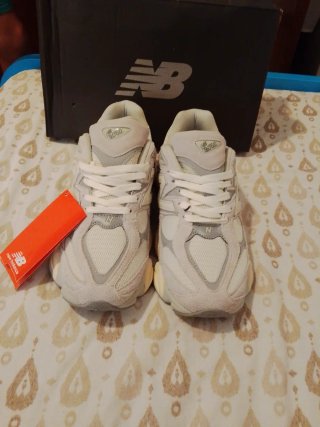 New Balance 9060 Gris y Blanco