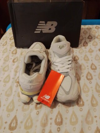 New Balance 9060 Gris y Blanco