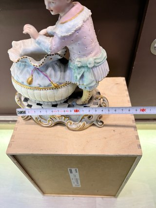 Figura porcelana bisqué niño cesta flores