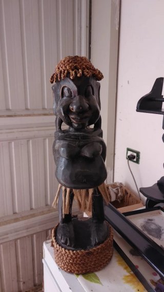 Statua tribale antica in legno e vimini