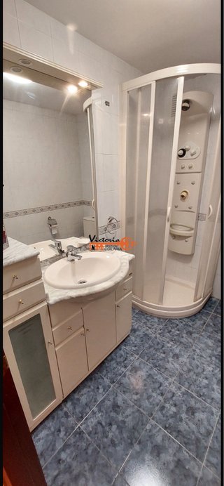 Mueble lavabo con espejo y armario auxiliar