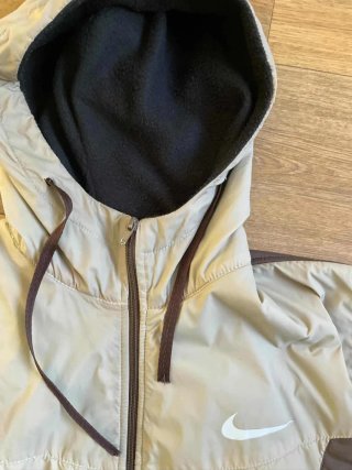 Cortavientos Nike con capucha café y gris