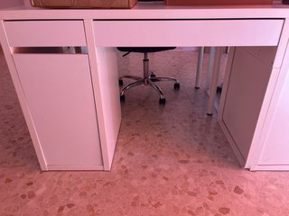 Mesa Ikea blanca con cajón