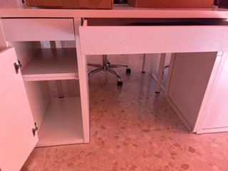 Mesa Ikea blanca con cajón