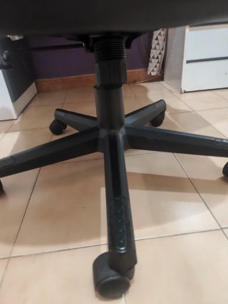 Silla ergonómica giratoria negra