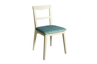 Silla de madera con asiento de tela