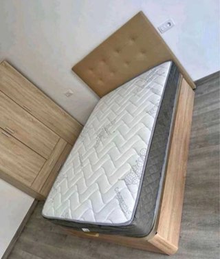 Colchón y canapé de madera y tela