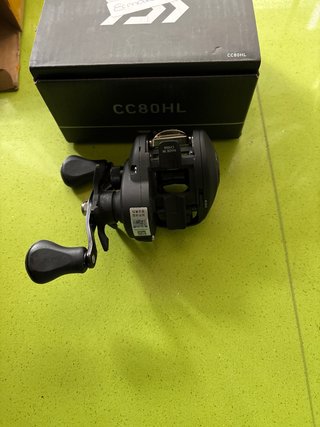 Carrete pesca Daiwa CC80HL