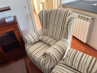 Sofá y sillón a rayas beige y marrón