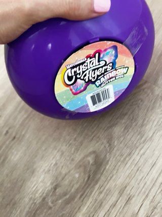 Muñeca voladora con base morada