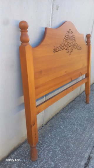 Cabezal de cama de pino con diseño