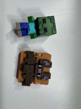 Figura Minecraft Huevo Kinder Zombie y Lobo