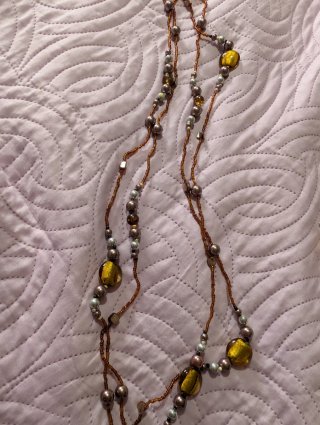 Collar bisutería marrón y dorado, de dos vueltas.
