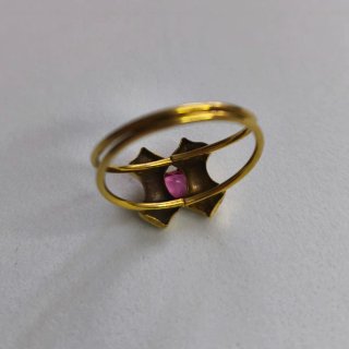 Anillo con piedra rosa