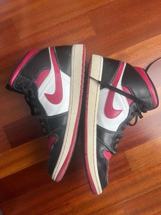 Air Jordan 1 Mid Negro Noble Rojo