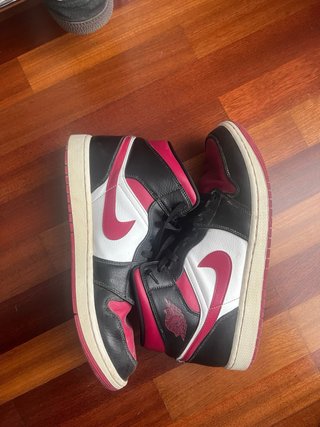 Air Jordan 1 Mid Negro Noble Rojo
