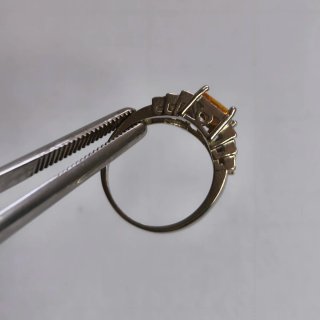 Anillo con piedras amarillas
