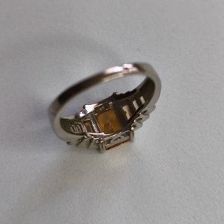 Anillo con piedras amarillas