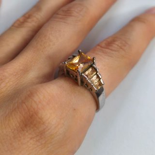 Anillo con piedras amarillas