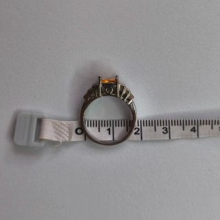Anillo con piedras amarillas